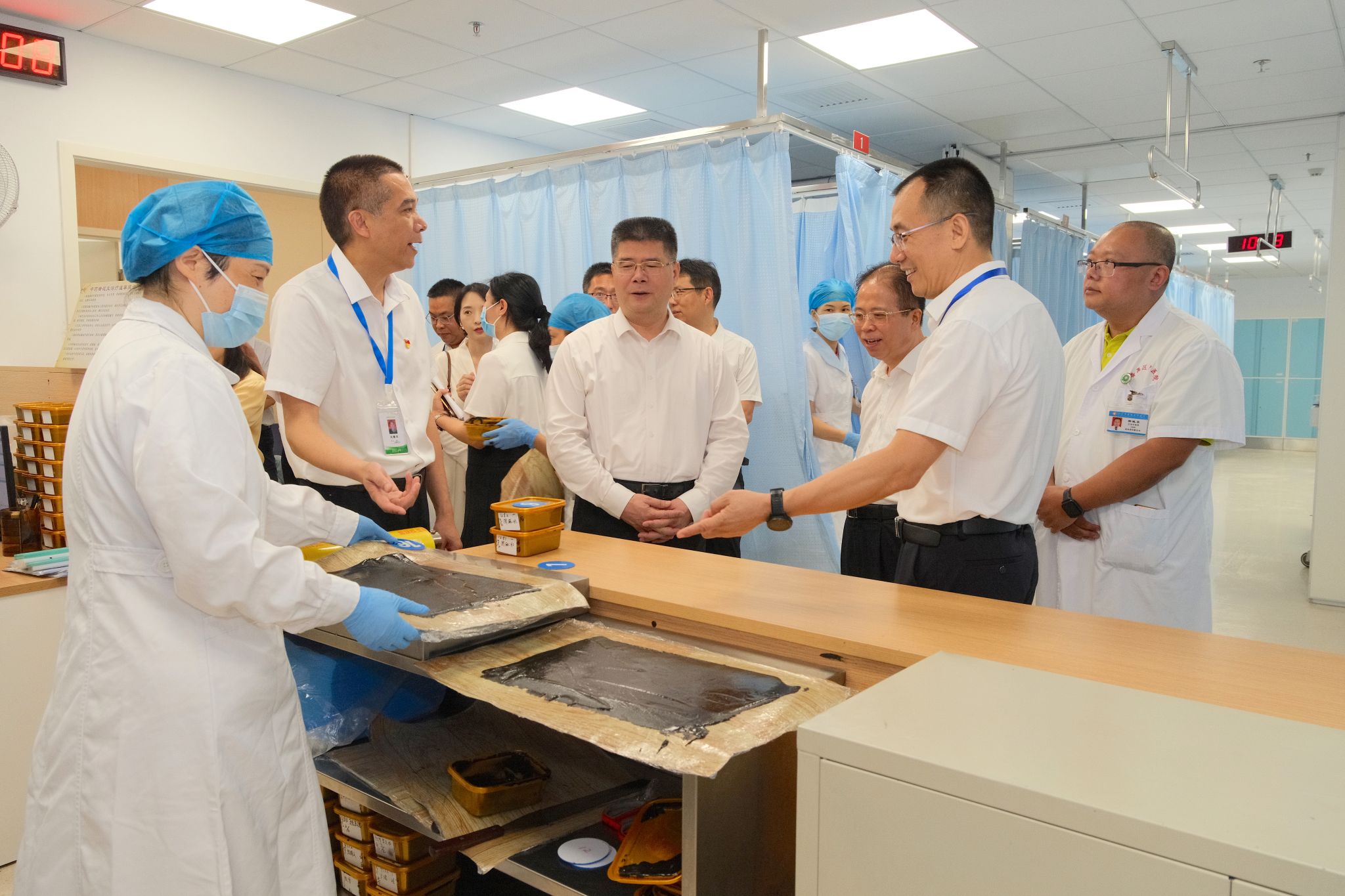 ac米兰官网中文网站与番禺区共商校政合作共建番禺区中医院