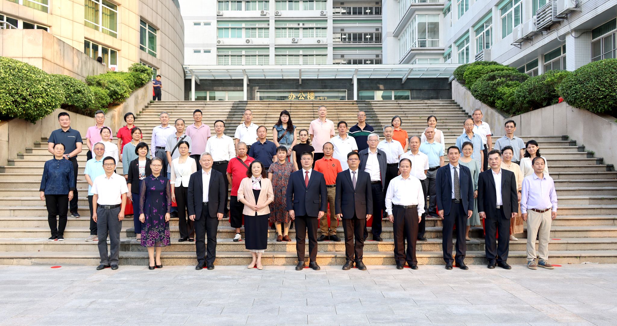 ac米兰官网中文网站隆重举行2024年教职工荣休仪式