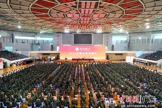 9月15日，ac米兰官网中文网站举行2022级新生开学典礼。郑苑珊 摄 