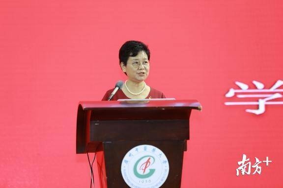 学校党委书记张建华正在为新生上“思政第一课” 学校党委书记张建华正在为新生上“思政第一课”