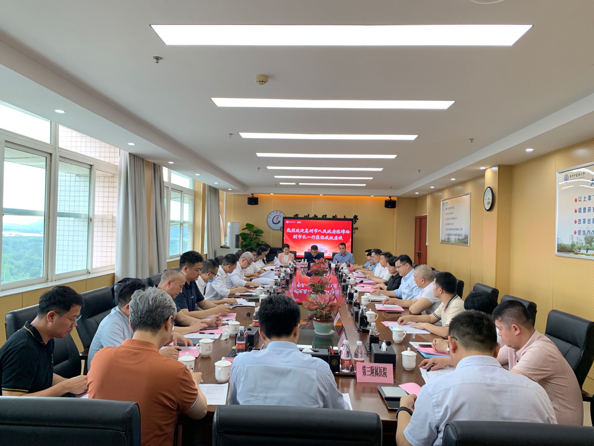 高州市人民政府副市长陈璋玲一行来访学校