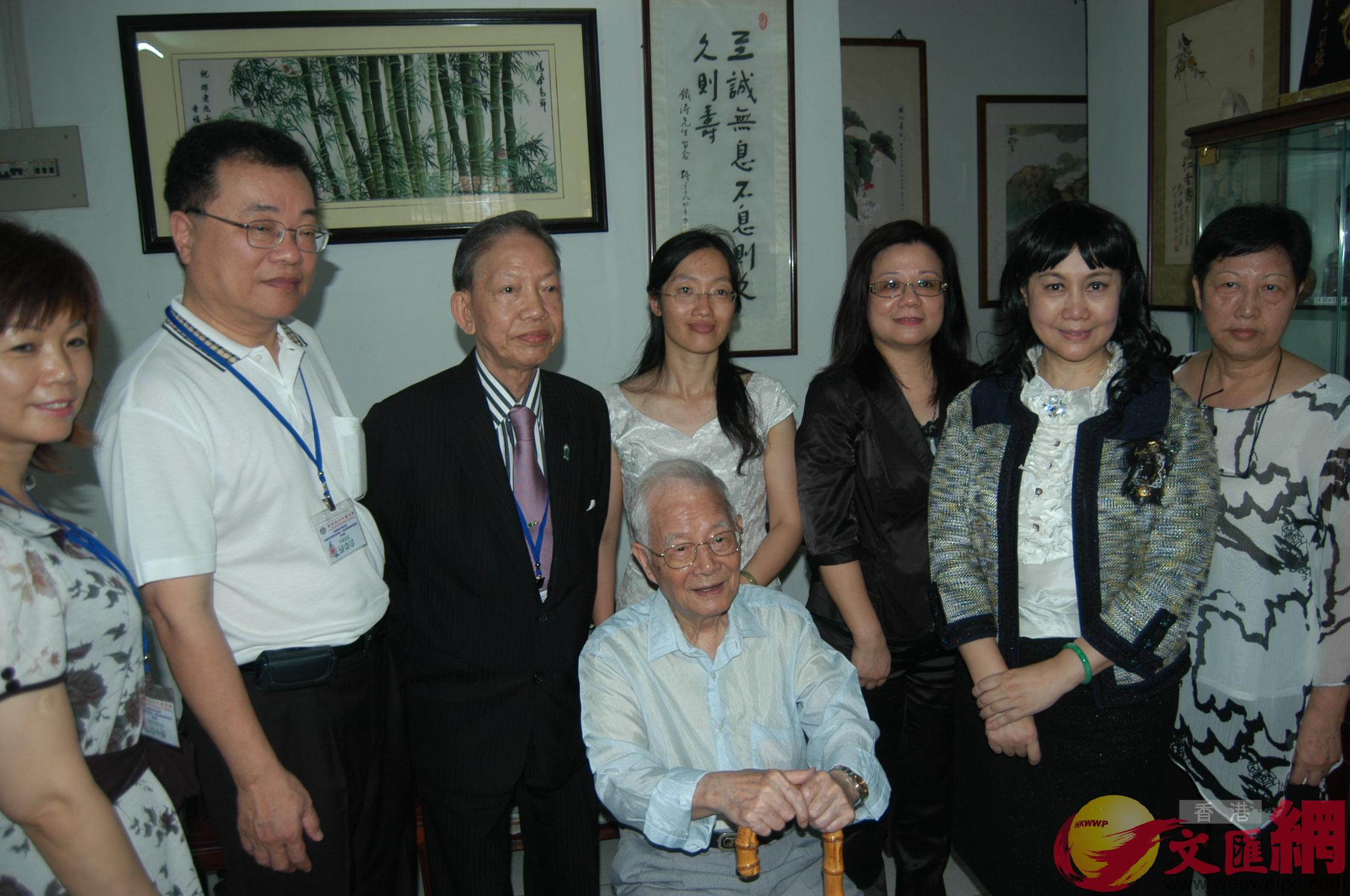 2010年,香港表列中醫協會交流團拜訪鄧鐵濤 敖敏輝攝 2010年,香港表列中醫協會交流團拜訪鄧鐵濤 敖敏輝攝