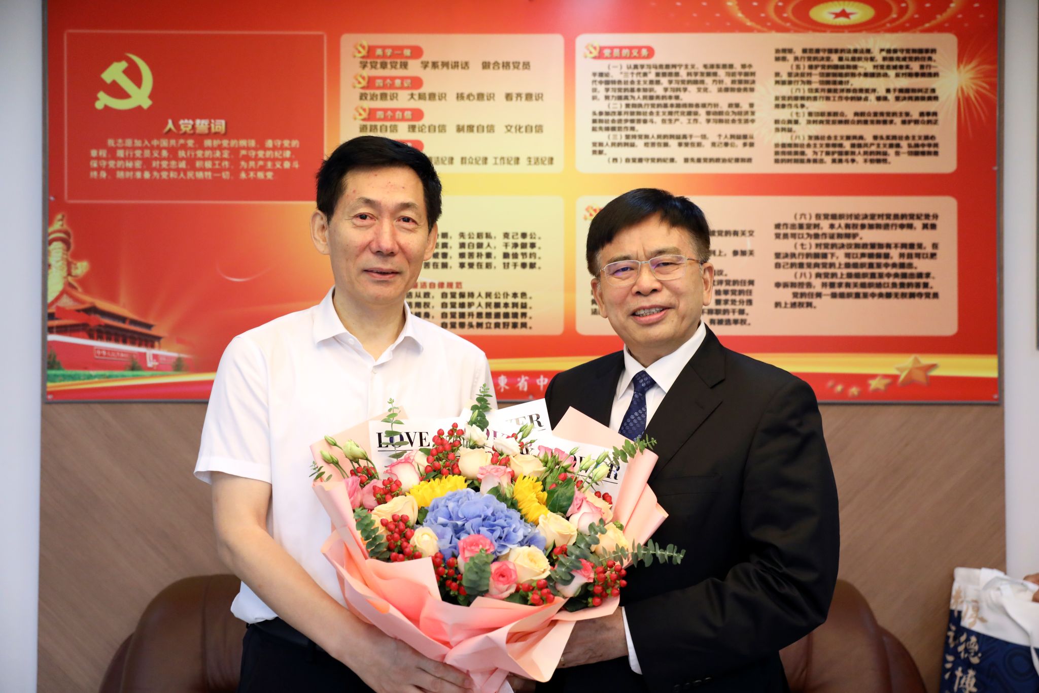 ac米兰官网中文网站领导走访慰问教师