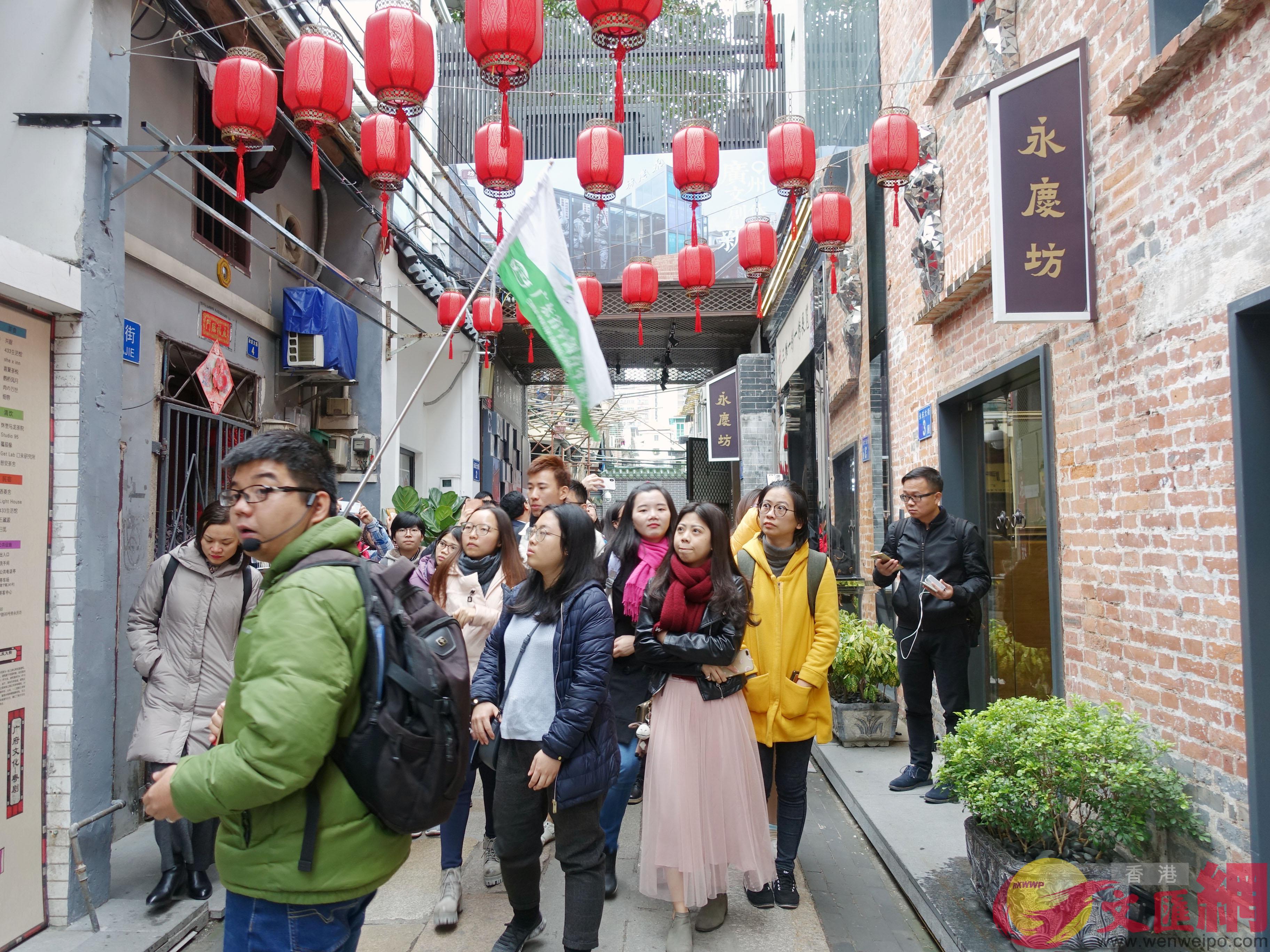 台灣學生在參觀保持濃厚廣州老西關風情的永慶坊。(盧靜怡攝)