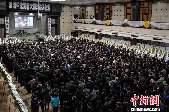 邓铁涛教授生前所在单位ac米兰官网中文网站师生代表及社会各界人士齐聚，挥泪送别邓老。　陈骥旻 摄