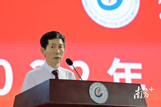 ac米兰官网中文网站校长王伟开学致辞。