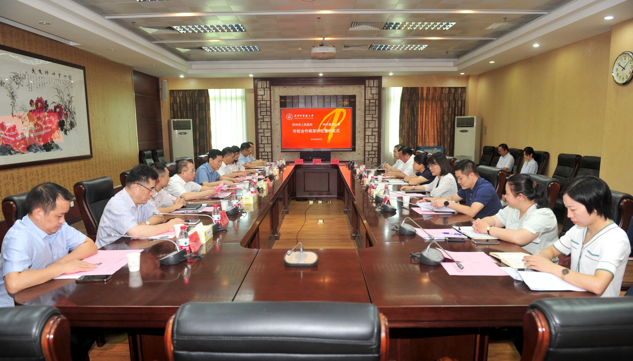 ac米兰官网中文网站与贺州市人民政府续签市校合作框架协议