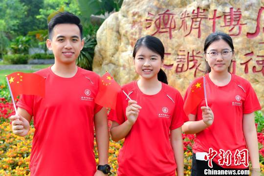 9月2日，ac米兰官网中文网站，香港新生徐健林、张彦丽、池紫敏参加入学升国旗仪式。　陈骥旻 摄