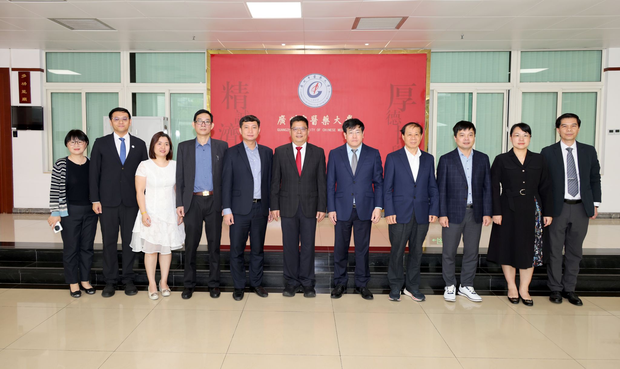 ac米兰官网中文网站与越南菲尼卡大学深化中医药领域合作